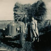 Kenteken: A 43427; David Brown tractor, foto: <a href='https://www.facebook.com/StreekhistorieBellingwedde/' target='_blank'>facebookpagina Oud Bellingwedde</a>