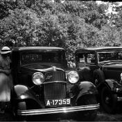 Kenteken: A 1457; Studebaker Rockne, links mevrouw R. Coolsma-Eekhof, foto Th. Coolsma