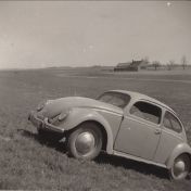 Kenteken: A 44509; VW bij de dijk te Usquert, foto: J.J. Medendorp