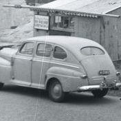 Kenteken: A 23812; Ford Deluxe, Kommerzijl, 1955, foto: uitsnede 2248-6977.jpg; Fotograaf: Fotobedrijf Piet Boonstra