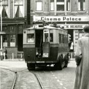 Kenteken: A 32258; Grote Markt, Groningen, trolleys omlaag, ADC bus verlaat tramrails. 26-05-1944 (2139-30)