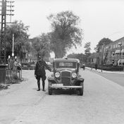 Kenteken: A 24485; Opel, links garage West End, Friesestraatweg 22, 10-6-1937, foto: P. Boonstra
