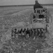 Kenteken: A 31353; Allis Chalmers, foto: still uit de film "Landbouw in de Marne, in vier jaargetijden, 1939-1941" coll. GrA (2209-AV0909)