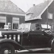 Kenteken: A 2682; Klaas Pier in de Chevrolet, foto: J. Smits