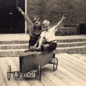 Kenteken: A 21109; Zonen Kappinga met eigengebouwde auto, foto: J. Andriessen-Kappinga, type: Soapbox Mini de Luxe Cabriolet
