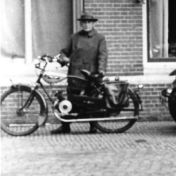 Kenteken: A 19641; Groningen, Munnekeholm. Bij motorfiets prof. C.E. Benjamins, foto: uitsnede 1785-27783.jpg