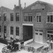 Kenteken: A 12902; Groningen, Helper Westsingel 31,  G.W. Sikkens en Co, ca. 1927, op de voorgrond chauffeur Hoed (1785-29427)