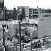 Kenteken: A 44236; Groningen, wederopbouw van de Grote Markt, 1955 (2248-5312) ; Fotograaf: Fotobedrijf Piet Boonstra