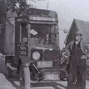 Kenteken: A 18667; Ale Bergsma naast de Chevrolet 2-8-1932, foto: <a href='http://historischboerakker.nl/' target='_blank'>historischboerakker.nl</a>