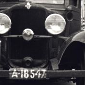 Kenteken: A 18547; Chevrolet, foto: still uit "Verkeersfilm", C. van der Mei, 1934, coll. GrA (2209-0176)