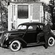 Kenteken: A 21565; Directeur A.J. Koops van de Gem. Reinigingsdienst naast de Ford, foto uit "Fordwereld" februari 1938 (1769-12970)
