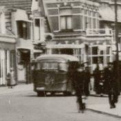 Kenteken: A 28589; Delfzijl, Burg. Buiskoolplein ca. 1940, foto: uitsnede 1986-10185.jpg