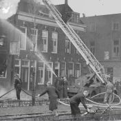 Kenteken: A 28731; Boterdiep 58, overzicht van de brand bij voorheen de Firma H. Oudgenoeg, Noord-Nederlandse Verf- en Glashandel N.V. 15-03-1950 (2248-0695); Fotograaf: Fotobedrijf Piet Boonstra