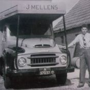 Kenteken: A 37037; Kars Eitens naast de Austin VGL truck van J Mellens Zuidlaren, de consessiehouder van VGL, foto: K. Eitens