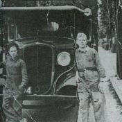 Kenteken: A 18604; Chevrolet met links R. Nobbe en rechts H. Nobbe, foto: J. Smits