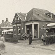 Kenteken: A 22703; Bedford, (vrachtwagen rechts), foto: Still uit GAVA-film AV9692