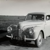 Kenteken: A 8089; Berend van der Veen in de Skoda 1101, ter hoogte van Staphorst, foto: C. van der Veen