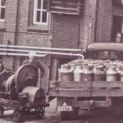 Kenteken: A 32175; De vrachtwagen bij melkfabriek Bedum, uitsnede foto: R. Vinke