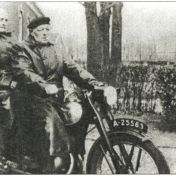 Kenteken: A 25563; Harm Nobbe en zijn echtgenote Truitje (Gertruida) Huizinga op de CZ, foto: Genealogie Nobbe, Kruizinga, Jacobs (1957-22603)
