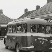 Kenteken: A 38821; Dodge bus met kinderen tijdens schoolreis, Redekerstraat, Wehe, 1950, foto: H. Zant