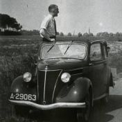 Kenteken: A 29063; Menno Gaaikema bij de Ford, 1938, foto: S. Gaaikema