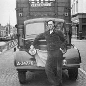 Kenteken: A 34776; Bedford, bocht Oosterdiep Veendam, begin jaren 50 foto: M. A. Kamphuis-Grimmenga