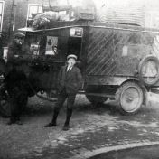 Kenteken: A 9328; J. Afman naast de Ford, foto: archief W. Mollema