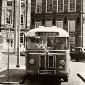 Kenteken: A 49404; Kromhout met nieuw kenteken, Groningen, Grote Markt ca. 1960, foto: uitsnede 1986-1887.jpg