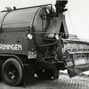 Kenteken: A 42427; GMC Teersproeiwagen, 1948, foto: <a href='https://hetutrechtsarchief.nl/beeld/E1EBA3392F845A71B31459333A5DACFA' target='_blank'>Utrechts Archief, catalogusnummer 811724</a>