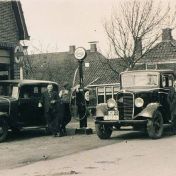 Kenteken: A 9143; A-12653 Chevrolet,  en A-9143 Diamond T,  foto: collectie <a href='http://www.transportnostalgie.punt.nl/' target='_blank'>transportnostalgie.punt.nl</a>
