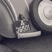 Kenteken: A 36501; DKW, foto: still uit "Handelsfilm Bellingwolde", A.C.F.O., 1954, coll. GrA (2209-4086)