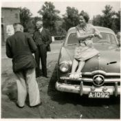 Kenteken: A 1092; Ford (Frankrijk),  vakantie Valkenburg augustus 1950, H.W. Bodewes, zijn oudste zoon Geert op de rug gezien en zijn jongste dochter Toos ,  foto in bezit van J.P.A. Wortelboer