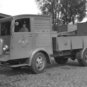 Kenteken: A 25180; Ford V8, foto uit "Fordwereld" februari 1938 (1769-12970)