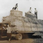 Kenteken: A 18313; Janna Perdok naast de Chevrolet, foto: H. Nieborg