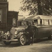 Kenteken: A 7169; Diamond T bus, Winschoten, Stationsweg, foto: <a href='https://www.facebook.com/photo.php?fbid=1199776538843969&set=pb.100064349033512.-2207520000&type=3' target='_blank'>Facebook Visserdijk History Winschoten</a>