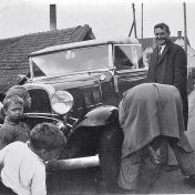 Kenteken: A 13688; Chevrolet, voorovergebogen bij de lekke band H. Noteboom, foto: J. Noteboom