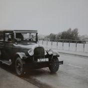 Kenteken: A 14618; Pieter Huisman naast de Chrysler (type B70), zijn vrouw zit in de auto, mogelijk brug bij Zwolle, foto: C. van der Veen 