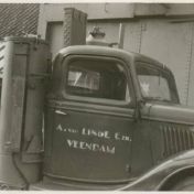 Kenteken: A 16866; Ford, foto: collectie Veenkoloniaal Museum (fotoalbum Duintjer 37)