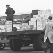 Kenteken: A 16785; Dodge beladen met dozen margarine, Bodenterrein, Groningen, 1955, foto: uitsnede 2248-6934.jpg; Fotograaf: Fotobedrijf Piet Boonstra