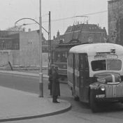 Kenteken: A 9257; Ford, ca. 1948, foto: Still uit GAVA-film AV1391