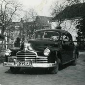 Kenteken: A 3583; Derk de Grooth in de Pontiac, foto: J. H. Blaauw