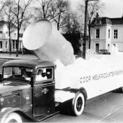 Kenteken: A 2596; Diamond T,  Herebrug, wagen Coöp. melkproductenfabriek Bedum tijdens de melkoptocht in de zuivelweek 1936 (1785-15044)