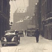 Kenteken: A 15051; Willys, Brugstraat, Groningen, foto: still uit de film "Een sombere winterdag", C. R. Tiddens, 1947, coll. GrA (2209-AV14106)