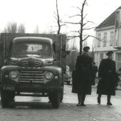 Kenteken: A 21423; Ford, uitsnede foto Veenkoloniaal Museum