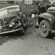 Kenteken: A 28174; Ford A-27699 en Ford A-28174, Winschoten, 22-04-1951, foto uit archief Kantongerecht Winschoten (154-8_79)