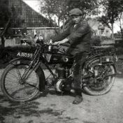 Kenteken: A 18999; Geert Mollema op de Saroléa motor (was knecht bij Rietsema in Oldehove) foto: archief W. Mollema