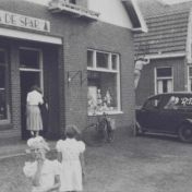 Kenteken: A 1143; De bestelauto naast de SPAR van Riens Moedt, foto: still uit "Dorpsfilm Kiel-Windeweer", J.W.L. Adolfs, 1953 coll. GrA (2209-1166)