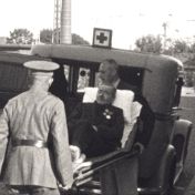 Kenteken: A 9638; Buick, still uit de film "De boottocht van het Roode Kruis, 1939 (of) Rode Kruis-excursie 1939. Deel 1", P. Dorhout & H. Leefsma, 08-06-1939, coll. GrA (2209-AV0317)