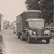 Kenteken: A 19617; International, Buitenpost, foto: still uit de film "Scheppende Handen Buitenpost", 1950, Grietunus Molenaar A.C.F.O. coll. GrA (AV14839)