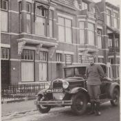 Kenteken: A 11820; Paul Krugerstraat 4, Winschoten.  J. W. Verwoerd naast de Ford, foto: W. G. Verwoerd-Dik